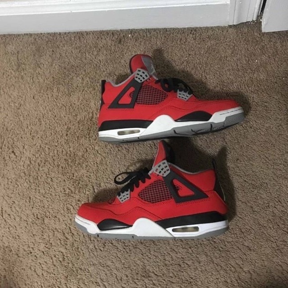 Air Jordan 4 toro bravo